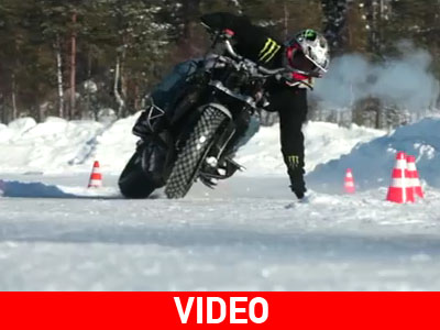 Οδηγώντας μοτοσικλέτα με το… πλάι και στο χιόνι